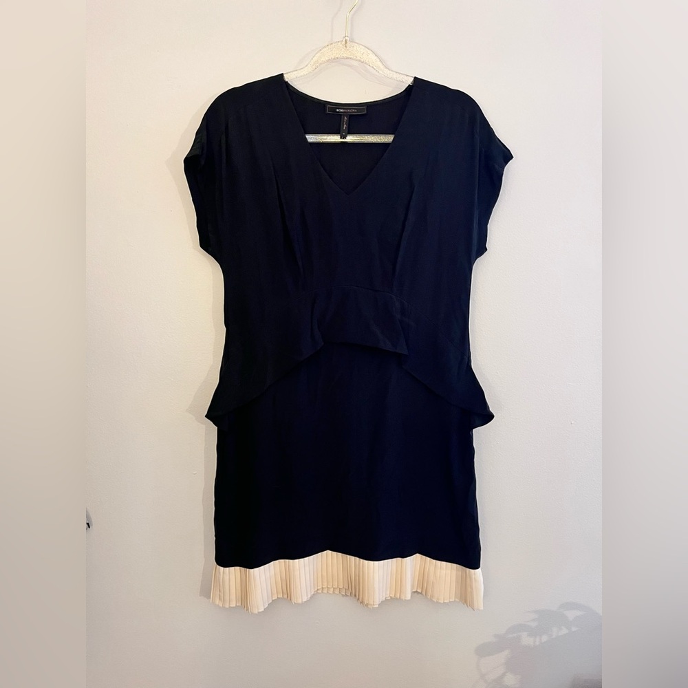 BCBGMAXAZRIA Black 100% Silk Cap Sleeve V-Neck Dress